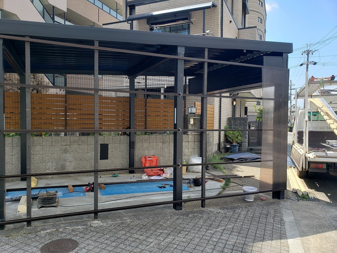 奈良市の波板外壁の車庫、新しい波板設置